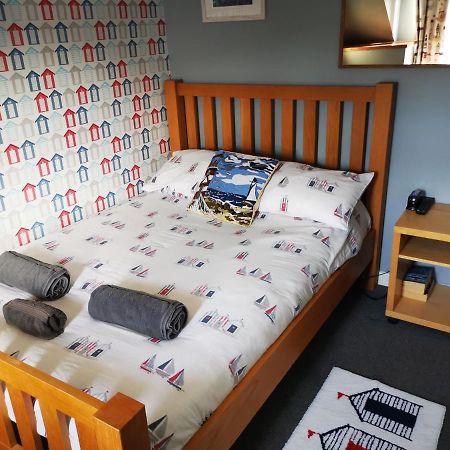 The Hut Wales - A Sea Front Inn Хоулихед Екстериор снимка