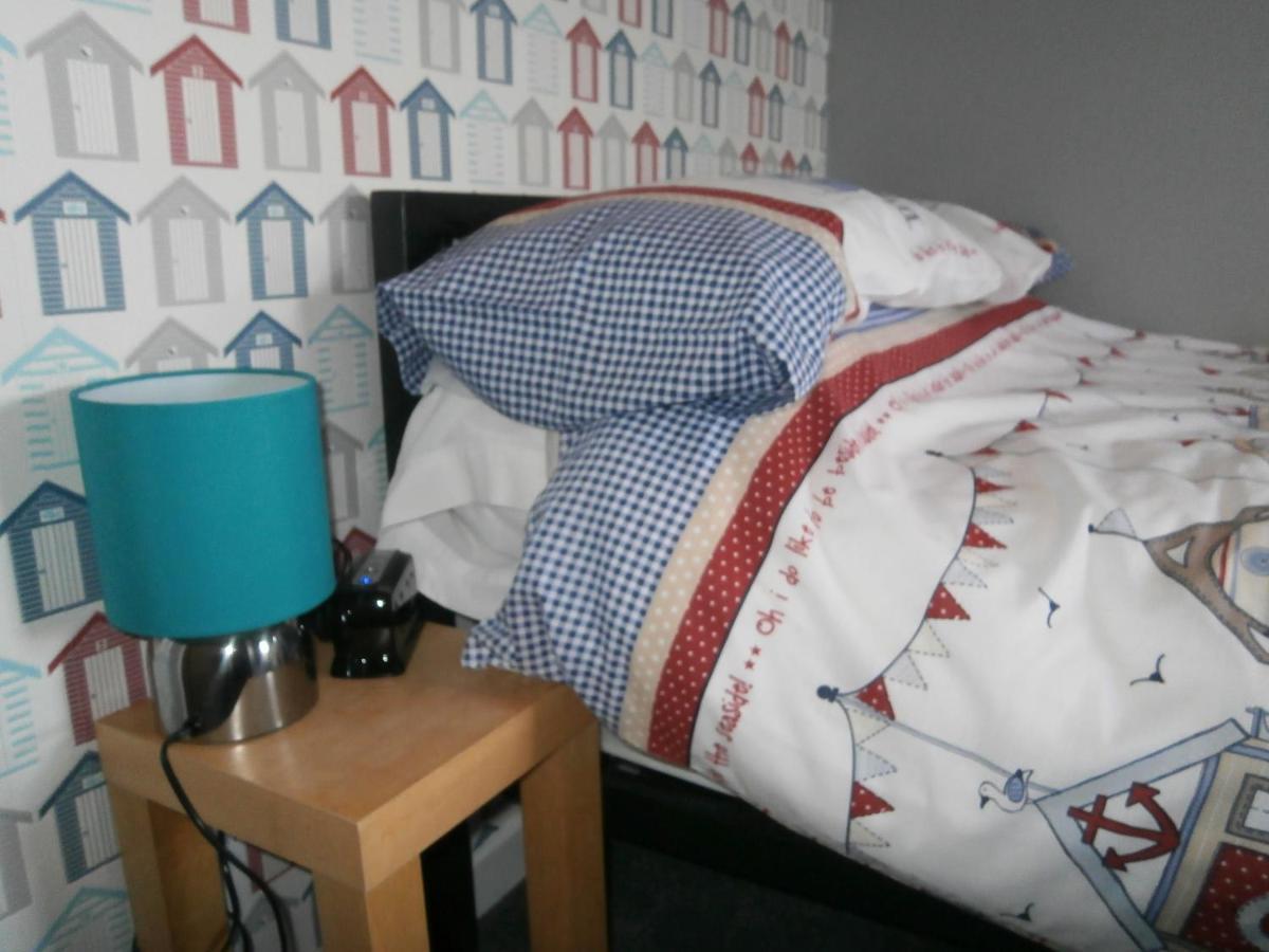 The Hut Wales - A Sea Front Inn Хоулихед Екстериор снимка