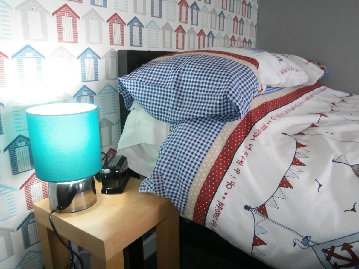 The Hut Wales - A Sea Front Inn Хоулихед Екстериор снимка