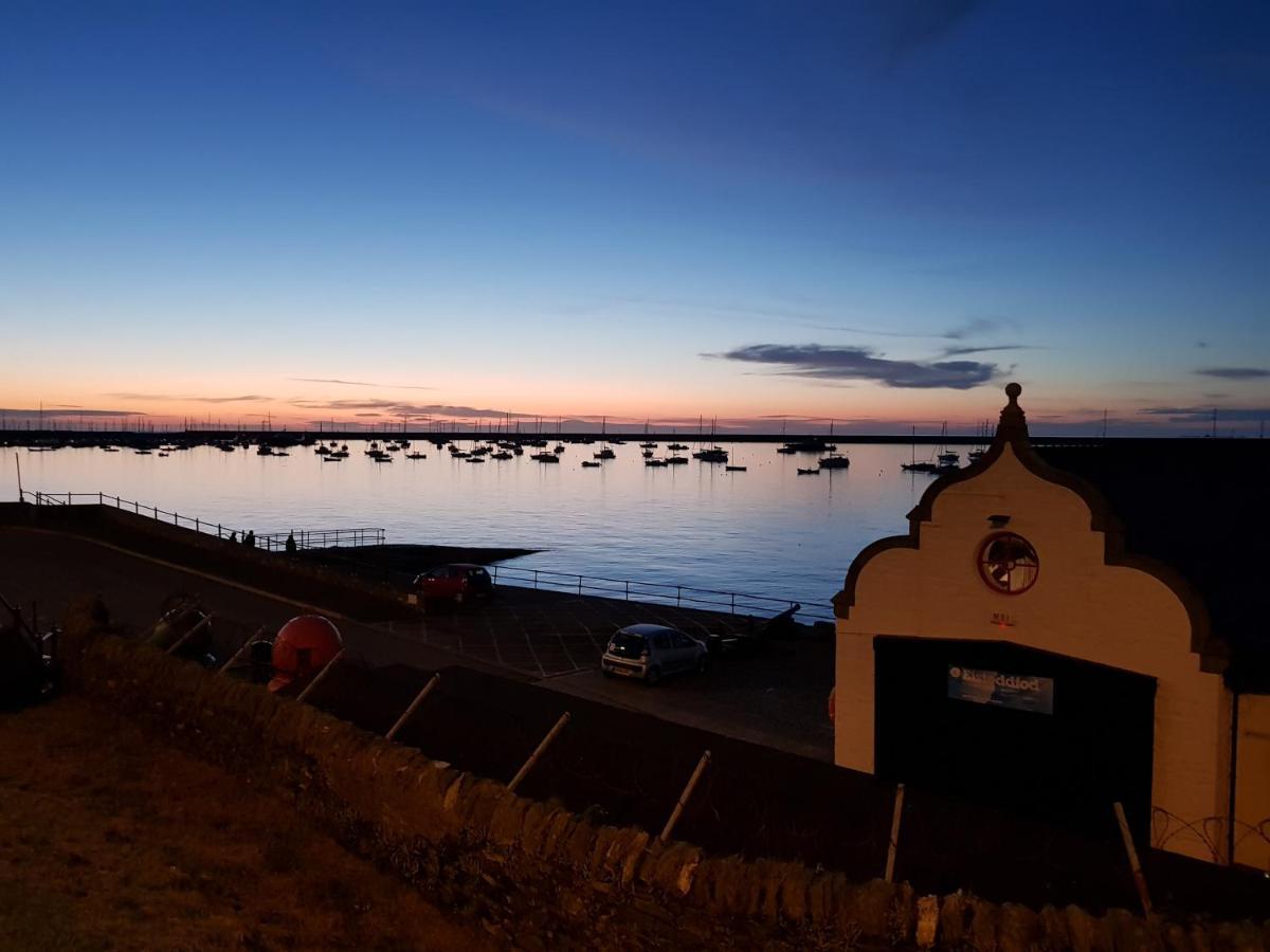 The Hut Wales - A Sea Front Inn Хоулихед Екстериор снимка