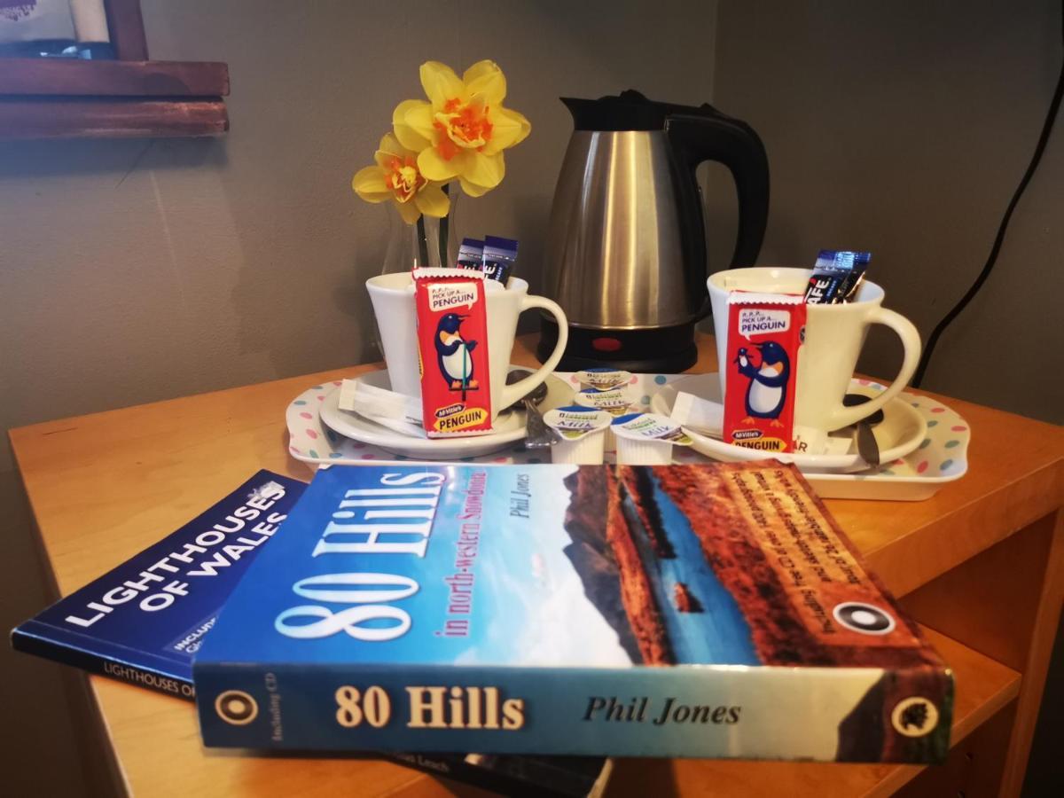 The Hut Wales - A Sea Front Inn Хоулихед Екстериор снимка