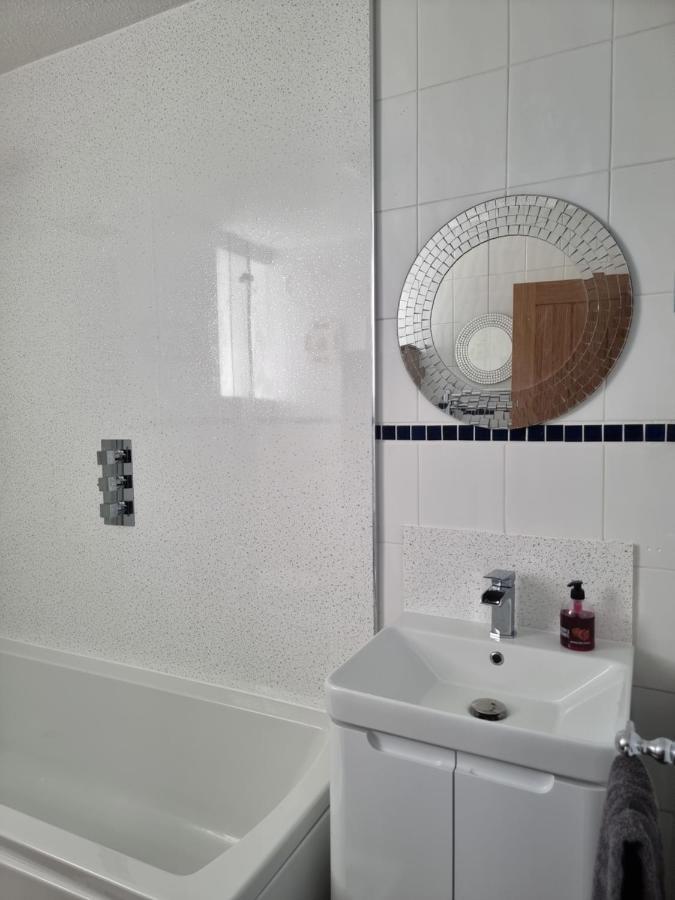 The Hut Wales - A Sea Front Inn Хоулихед Екстериор снимка