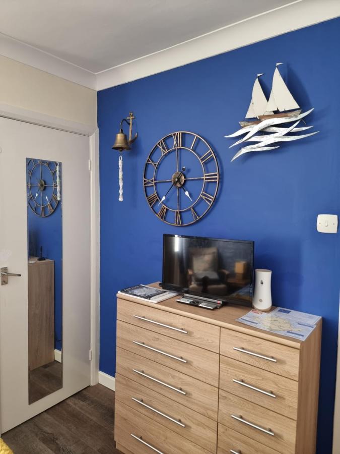 The Hut Wales - A Sea Front Inn Хоулихед Екстериор снимка