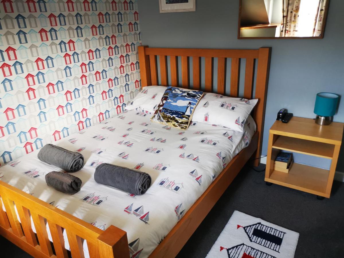 The Hut Wales - A Sea Front Inn Хоулихед Екстериор снимка