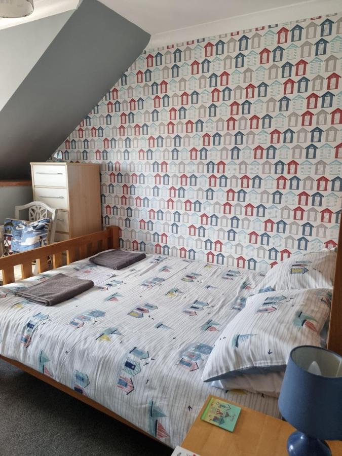 The Hut Wales - A Sea Front Inn Хоулихед Екстериор снимка