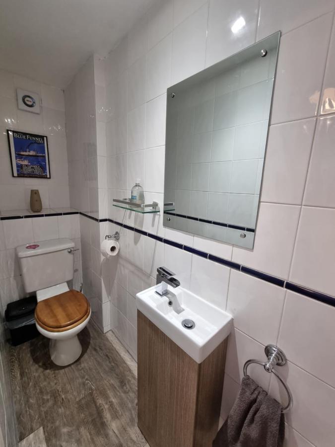The Hut Wales - A Sea Front Inn Хоулихед Екстериор снимка